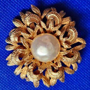 BENEDIKT NY SIGNED 1980-S VINTAGE DIMENTIONAL BROOCH DECORATED WITH FAUX PEARL.
